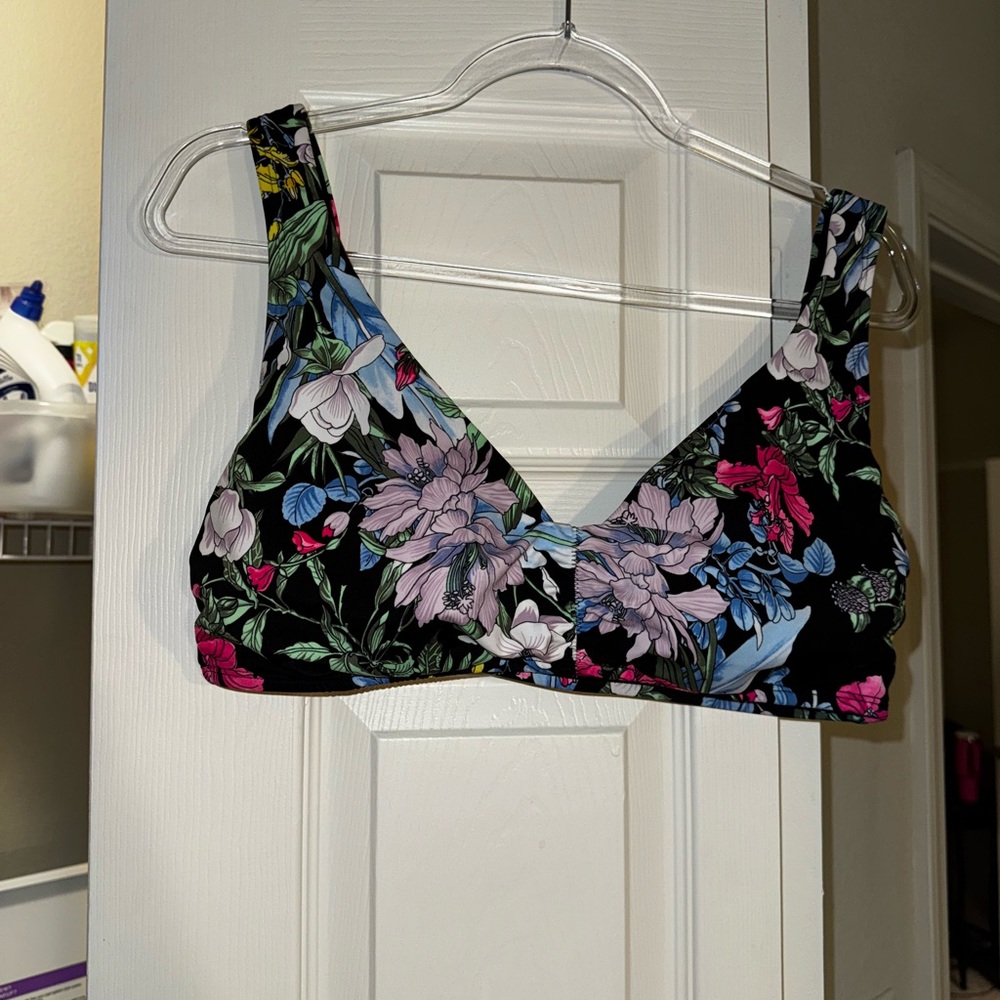 🌺 NEED GONE/MAKE OFFER 🌺 Time and Tru Floral Bikini top